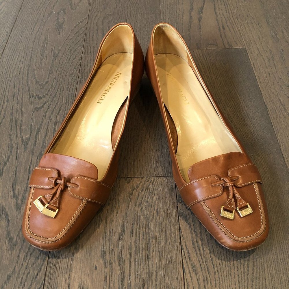 BRUNOMAGLI Leather Loafers w Tassels in Leather + Gold Metal Detail Tan Sz 39.5